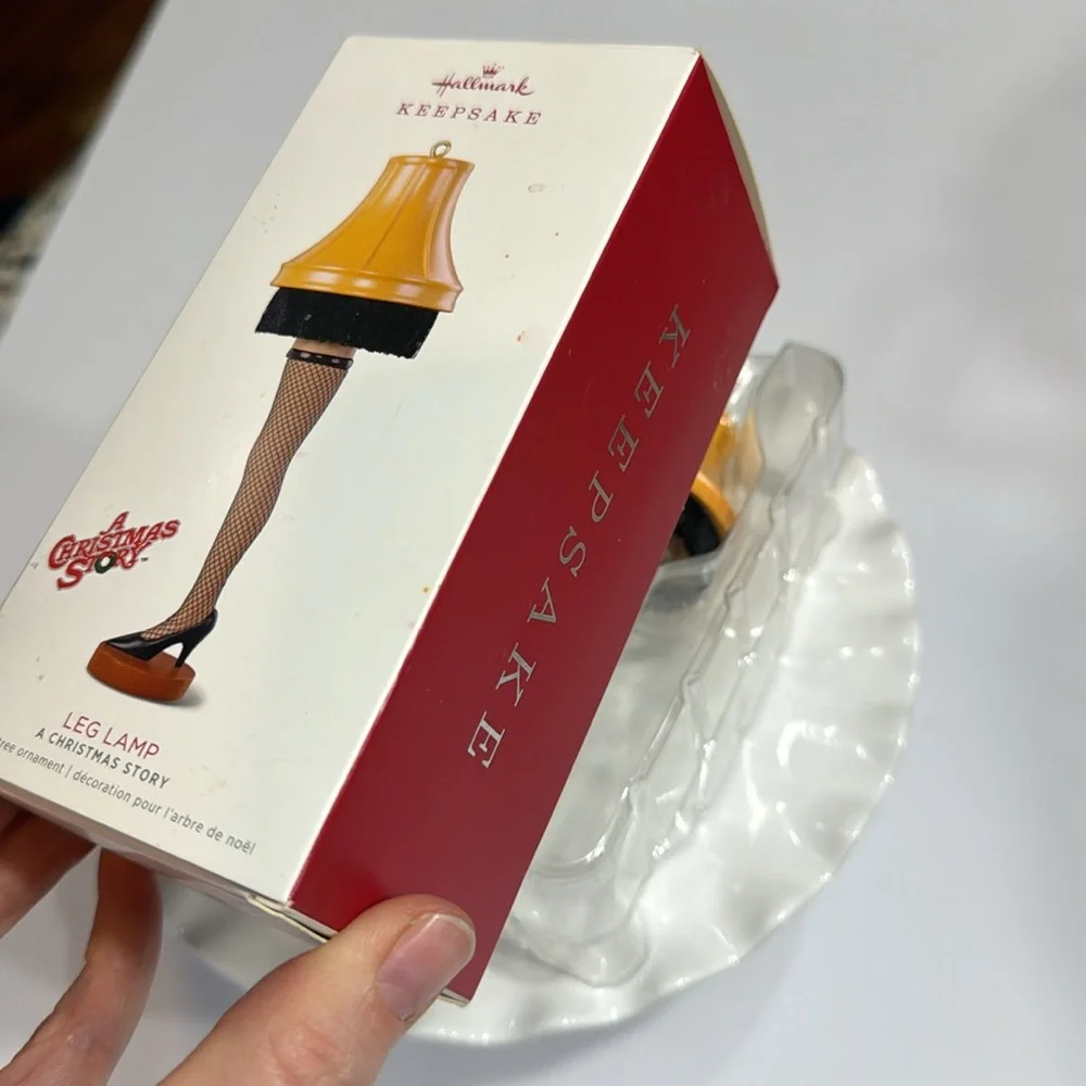 *NEW* HALLMARK A CHRISTMAS STORY LEG LAMP ORNAMENT - Picture 3 of 6
